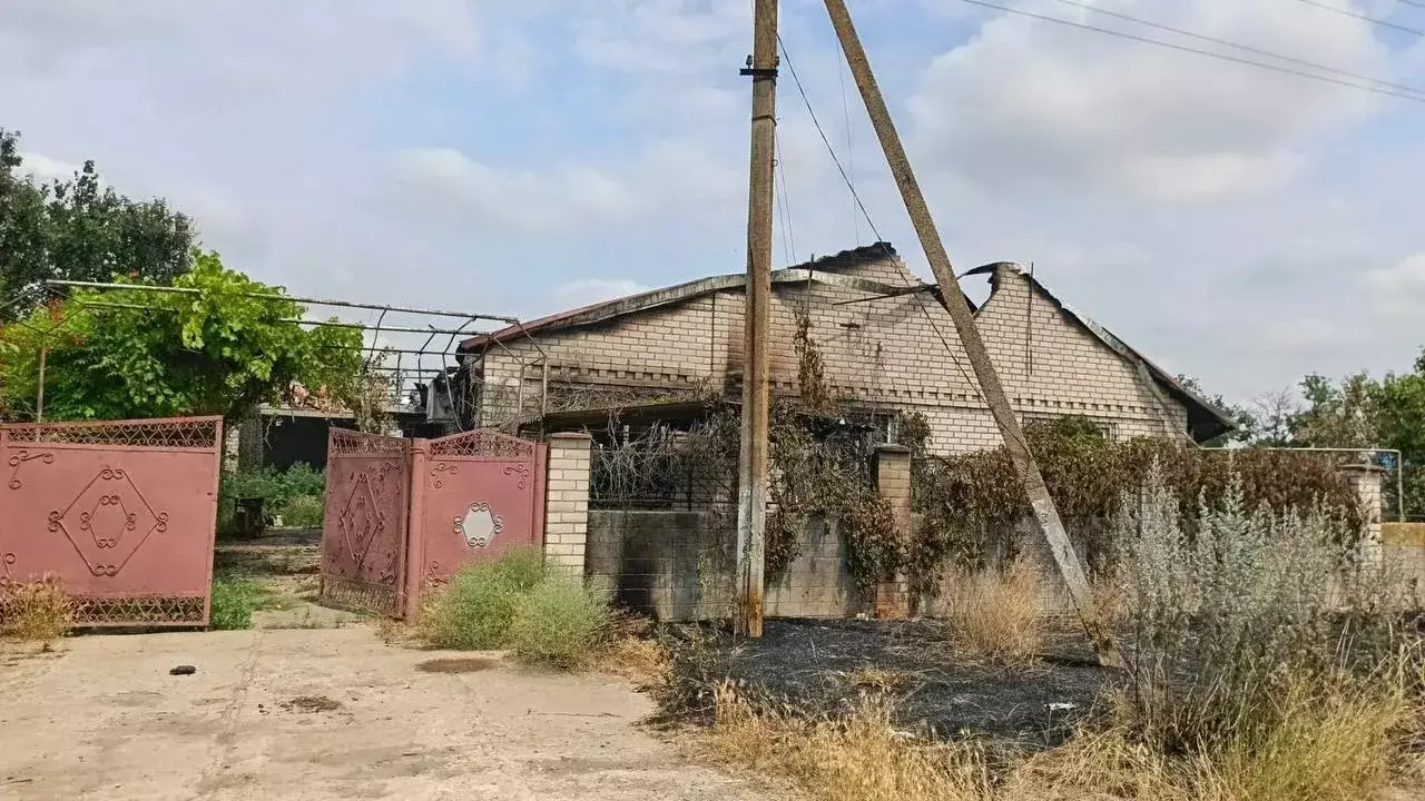 В Каховском округе в результате атак ВСУ сгорели жилые дома и посевы пшеницы
